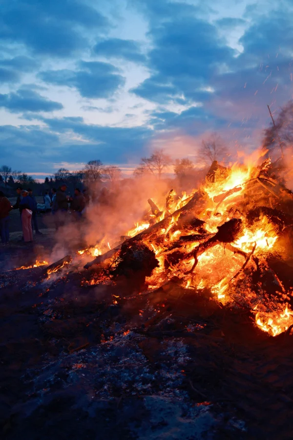 Osterfeuer Epe 2026 mit großem lodernden Feuer und Besuchern im Hintergrund