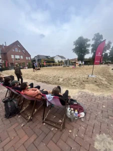Beachtennis-Turnier Bramsche auf dem Marktplatz mit Spielfeldern und Zuschauern