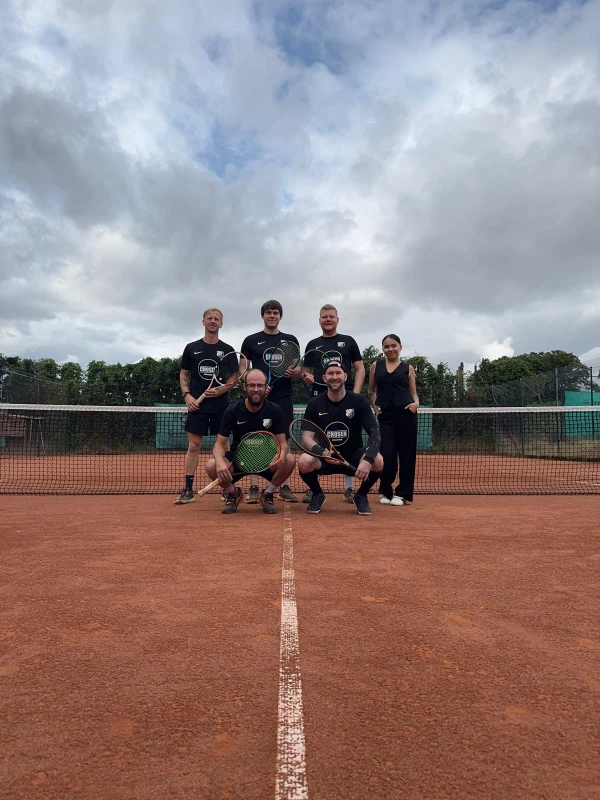 Tennismannschaft des SC Epe vor dem Netz auf dem Sandplatz