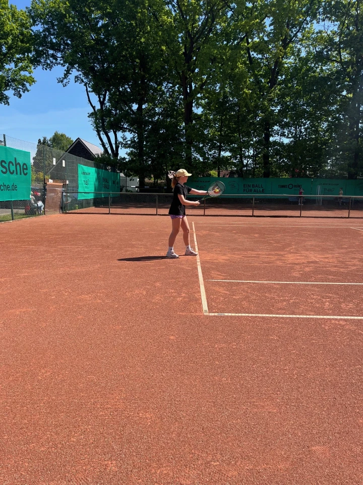 1. Tennisspielerin des SC Epe auf dem Sandplatz während eines Spiels